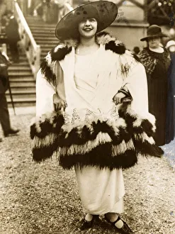 1923 Fashion - Remarkable feather and fur-trimmed outfit 1923 Fashion - Remarkable feather and fur-trimmed outfit