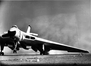 Aeroplanes Collection: Avro Vulcan landing