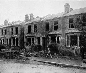 Images Dated 6th April 2004: Bombed London house in 1915