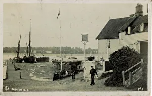 Butt & Oyster Inn, Pin Mill, Ipswich, Chelmondiston, Suffolk, England. Date: 1913 Butt & Oyster Inn, Pin Mill, Ipswich, Chelmondiston, Suffolk, England. Date: 1913