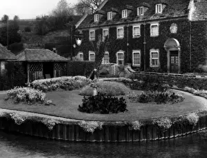 Cotswolds Village Scenes Prints: Circular Garden