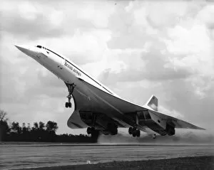 Aeroplanes Collection: Concorde in British Airways colours takes-off