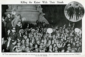 Crowds outside Buckingham Palace, London, WW1 Crowds outside Buckingham Palace, London, WW1