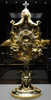 Custody of gilded silver decorated with precious stones. 178 Custody of gilded silver decorated with precious stones. 178