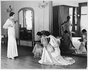 Buckingham Palace Events Prints: Debutante Learns to Bow