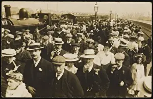 Vintage Britain Images Prints: Excursion Crowd Station
