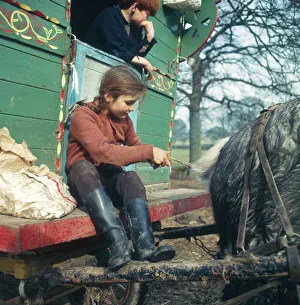 Gipsy girl plaiting horses tail, Surrey Gipsy girl plaiting horses tail, Surrey