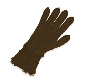 Glove knitted from the beard threads of the pen shell (Pin Glove knitted from the beard threads of the pen shell (Pin