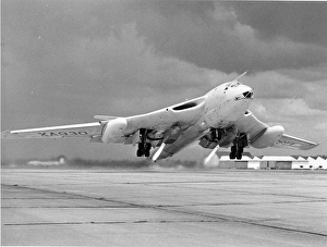 Handley Page Victor B1 XA930 taking off from Hatfield Handley Page Victor B1 XA930 taking off from Hatfield