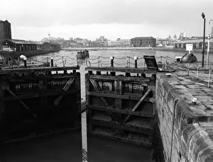 Northern England Landmarks Prints: HULL LOCK