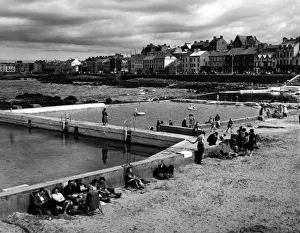 Prints of Portstewart, County Derry, one of Northern Irelands major seaside holiday resorts. Date: 1950s Derry Prints: Portstewart Seaside Resort Print, Northern Ireland, 1950s