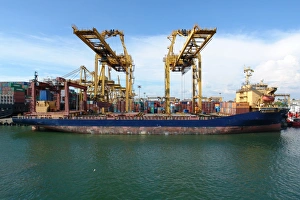 Loading containers at Colombo, Sri Lanka Loading containers at Colombo, Sri Lanka