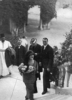 Lord Carnarvon arrives at Luxor with his daughter Lord Carnarvon arrives at Luxor with his daughter