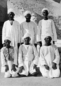 Men assisting Howard Carter with Tutankhamun's tomb Men assisting Howard Carter with Tutankhamun's tomb