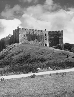 Pembrokeshire Castles Prints: Monorbier Castle