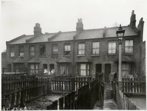 Prints of Slum houses in Crosland Street, Bethnal Green, London. Date: circa 1914 Slums Prints: Bethnal Green Slum Houses Print, circa 1914