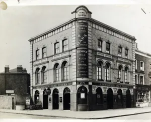 Pub Prints: Photograph of Brownswood Park Tavern, Haringey, London Print