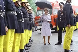 Images Dated 31st May 1977: Queen Elizabeth II inspecting firefighters