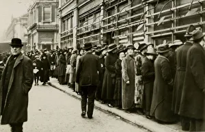 Queues at Smithfield Meat Market, London, WW1 Queues at Smithfield Meat Market, London, WW1