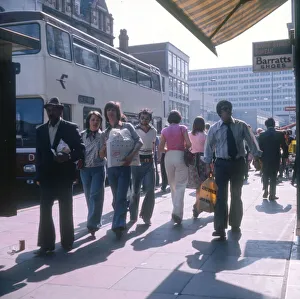 Shoppers in Broad Street, Reading, Berkshire Shoppers in Broad Street, Reading, Berkshire