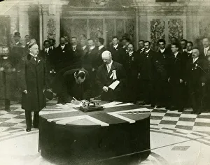 Sir Edward Carson signing against Irish Home Rule Sir Edward Carson signing against Irish Home Rule