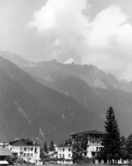 Alpine Winter Sports Prints: Skiing Resort