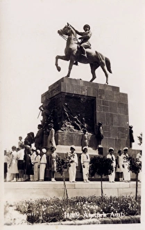 Statue of Mustafa Kemal Ataturk at Izmir, Turkey Statue of Mustafa Kemal Ataturk at Izmir, Turkey