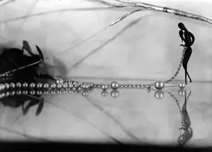 Pearl Necklace Print 1930s