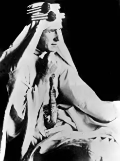 Lawrence Of Arabia Prints: T E Lawrence in White Arab Costume Print, circa 1916-1918