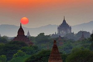 Thatbyinnyu Pagoda at sunset, Plain of Bagan, Myanmar Thatbyinnyu Pagoda at sunset, Plain of Bagan, Myanmar