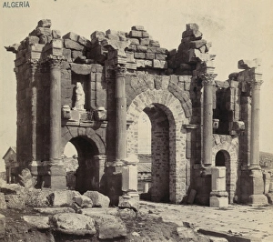 Timgad - Arch of Triumph de Trajan cote nord ouest Timgad - Arch of Triumph de Trajan cote nord ouest