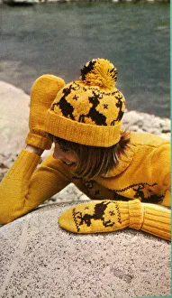 Woman's Fashion Knitwear in yellow and black Woman's Fashion Knitwear in yellow and black