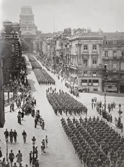 Russia Collection: World War II Allied trrops march rue de Regence in Brussels