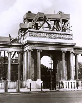WW1 - Hyde Park Corner - converted to mount searchlights WW1 - Hyde Park Corner - converted to mount searchlights