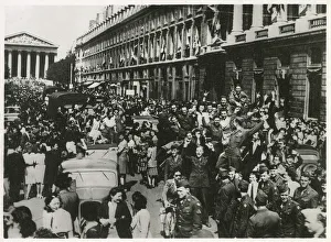 WW2 - From the Madeleine to Place de la Concorde, Parisians cheer the French WW2 - From the Madeleine to Place de la Concorde, Parisians cheer the French