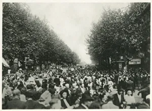 WW2 - The population of Paris invade the Boulevards in frenzy of joyous excitement WW2 - The population of Paris invade the Boulevards in frenzy of joyous excitement