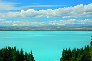 Laka Pukaki - milky blue water of Lake Pukaki makes a sharp contrast to its surroundings Laka Pukaki - milky blue water of Lake Pukaki makes a sharp contrast to its surroundings