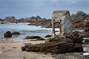 Images Dated 28th November 2006: Old Chapel on coastline - Ploumana'h - Brittany - France