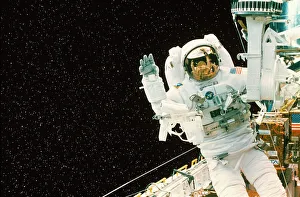 Astronaut spacewalks to repair Shuttle Telescope Astronaut spacewalks to repair Shuttle Telescope