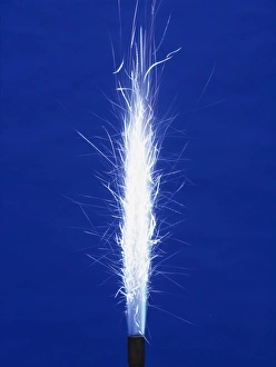 Images Dated 1st December 2003: Magnesium Powder Ignition Print