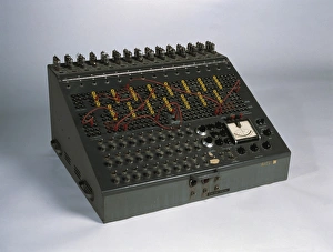 Prints of Heathkit H-1 home-build computer, on display at the Computer History Museum, USA. The H-1 was the first home-build computer, it was an analogue computer, which used valves (across upper centre) Images Dated 2002 July: Heathkit H-1 Analog Computer Print