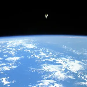 Manned maneuvring unit space walk, 1984 Manned maneuvring unit space walk, 1984