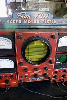 Images Dated 19th September 2011: Print of Sun 900 Scope Motor Tester in a gas station service garage