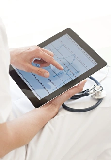 Digital Healthcare Solutions Prints: Nurse using a tablet computer F008 / 2922