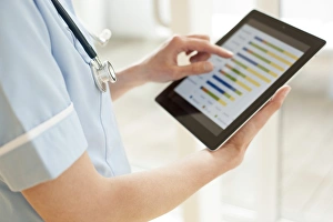 Digital Healthcare Solutions Prints: Nurse using a tablet computer F008 / 2926