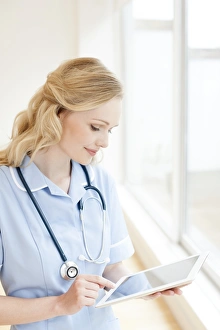 Digital Healthcare Solutions Prints: Nurse using a tablet computer F008 / 3064