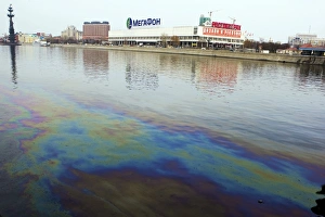 Images Dated 28th March 2011: Moskva River Pollution Print - Oil Sheen on the Water