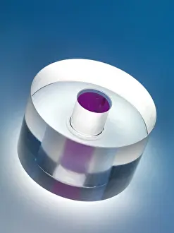 Images Dated 4th June 2013: Room-temperature solid-state maser core print
