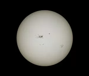 Images Dated 9th April 2001: Sunspots