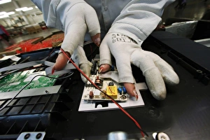 Worker assembling TV monitors C018/2334 Worker assembling TV monitors C018/2334